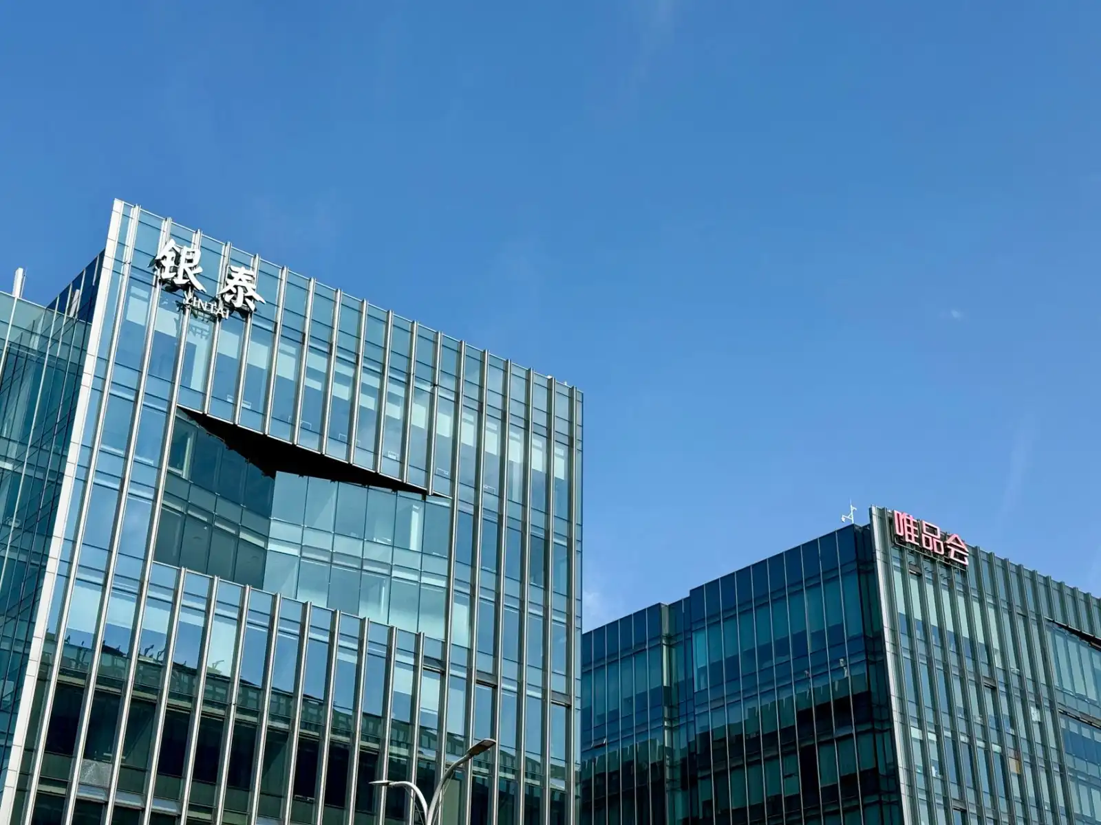 工业读码器与条码扫描器选型对比：适用场景与性能参数分析